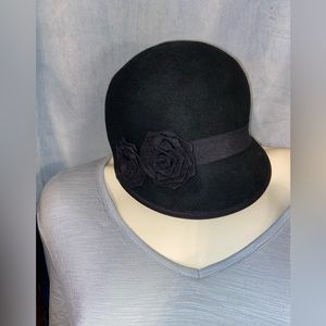 Croft & Barrow wool hat, NWOT, never worn. Measures 7” across.